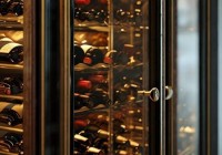 红酒柜选购攻略：玻璃门是否必须？